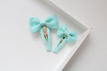 Load image into Gallery viewer, Pinch bow snappy clips - 2 sizes - 32 colours