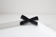 Load image into Gallery viewer, Hand tied bows (16 Colours)