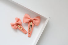 Load image into Gallery viewer, Pinch bow snappy clips - 2 sizes - 32 colours