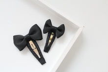 Load image into Gallery viewer, Pinch bow snappy clips - 2 sizes - 32 colours
