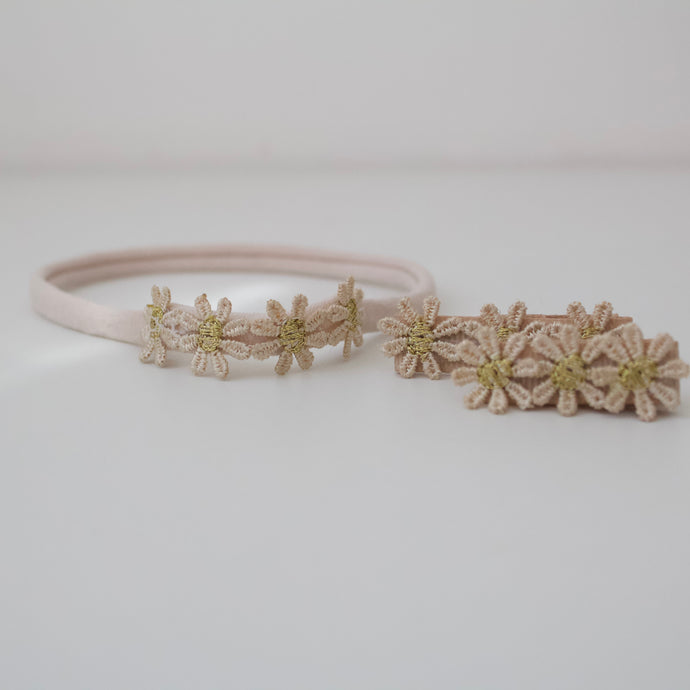 Delicate beige & gold daisy flowers - Clip or headband