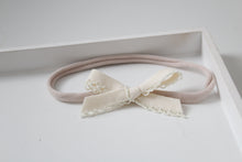 Load image into Gallery viewer, Hand tied bows (16 Colours)