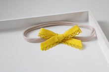 Load image into Gallery viewer, Hand tied bows (16 Colours)