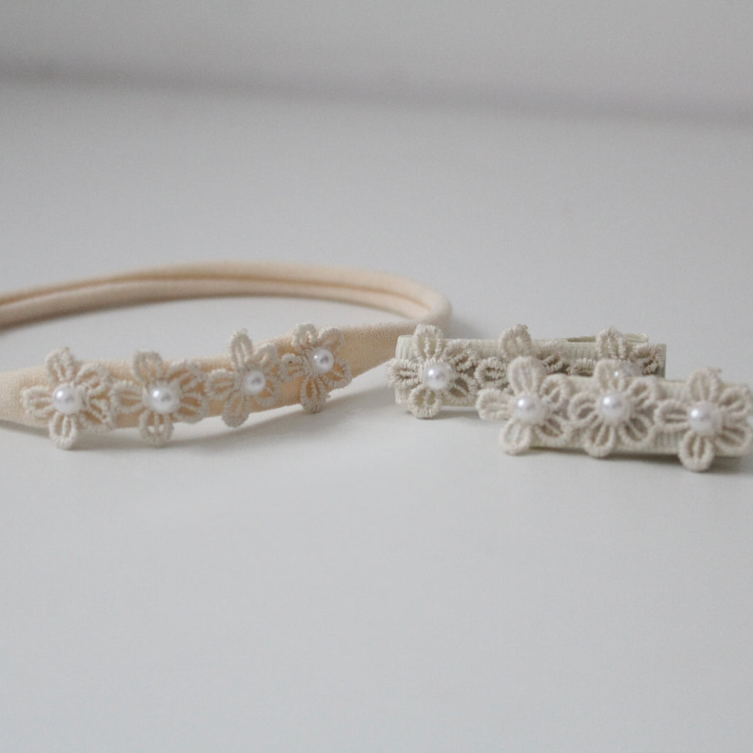 Delicate cream daisy & pearl  flowers - Clip or headband