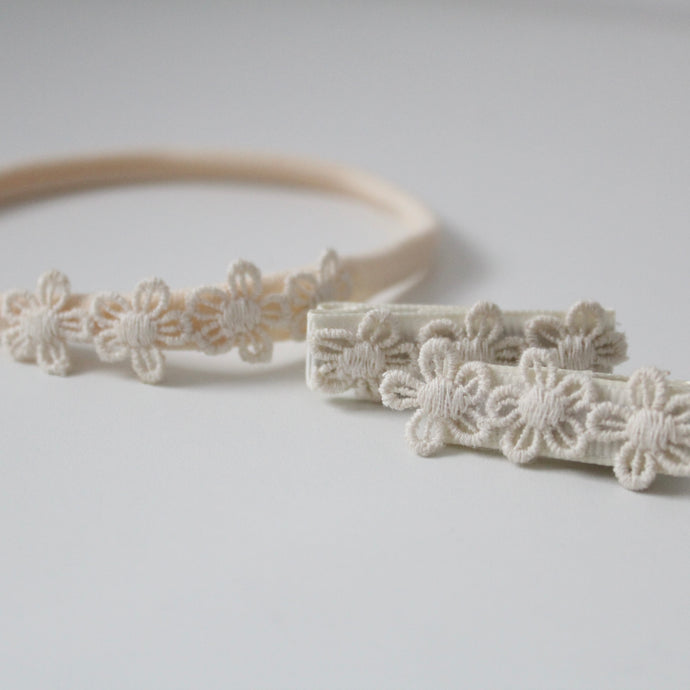 Delicate cream daisy flowers - Clip or headband