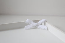 Load image into Gallery viewer, Hand tied bows (16 Colours)