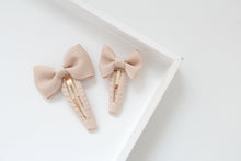 Load image into Gallery viewer, Pinch bow snappy clips - 2 sizes - 32 colours