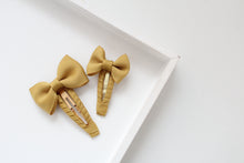 Load image into Gallery viewer, Pinch bow snappy clips - 2 sizes - 32 colours