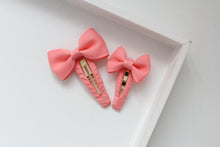 Load image into Gallery viewer, Pinch bow snappy clips - 2 sizes - 32 colours