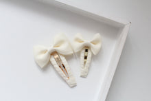 Load image into Gallery viewer, Pinch bow snappy clips - 2 sizes - 32 colours