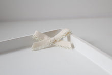 Load image into Gallery viewer, Hand tied bows (16 Colours)