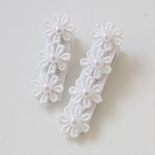Load image into Gallery viewer, Delicate daisy & pearl  flowers - Clip or headband
