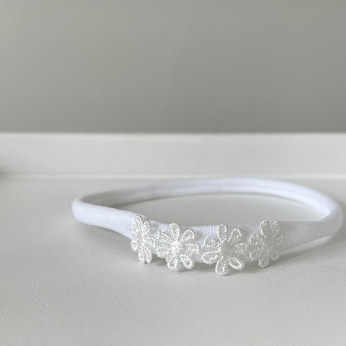 White delicate daisy flowers - Clip or headband.
