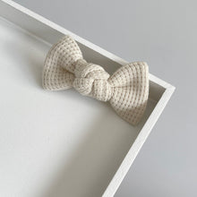 Load image into Gallery viewer, Natural waffle knot bows