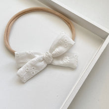 Load image into Gallery viewer, Everley - Timeless bows