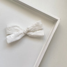 Load image into Gallery viewer, Everley - Timeless bows