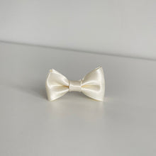 Load image into Gallery viewer, Cream satin bows - Occasion