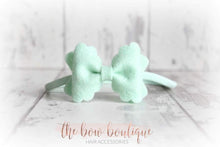 Load image into Gallery viewer, Small luxury scalloped felt bows (23 Colours)