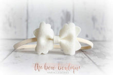 Load image into Gallery viewer, Small luxury scalloped felt bows (23 Colours)