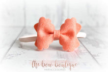 Load image into Gallery viewer, Small luxury scalloped felt bows (23 Colours)