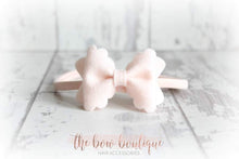 Load image into Gallery viewer, Small luxury scalloped felt bows (23 Colours)