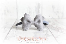 Load image into Gallery viewer, Small luxury scalloped felt bows (23 Colours)