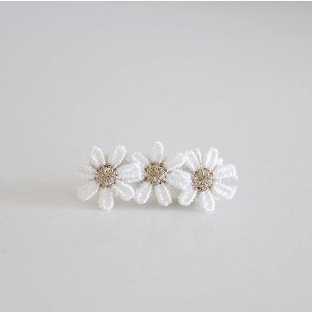 Delicate daisy flowers - Clip or headband