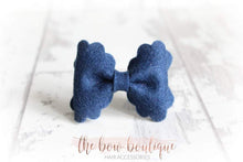 Load image into Gallery viewer, Small luxury scalloped felt bows (23 Colours)
