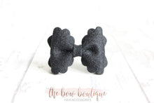 Load image into Gallery viewer, Small luxury scalloped felt bows (23 Colours)
