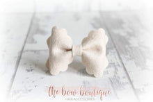 Load image into Gallery viewer, Small luxury scalloped felt bows (23 Colours)