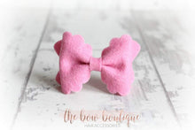 Load image into Gallery viewer, Small luxury scalloped felt bows (23 Colours)