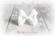 Load image into Gallery viewer, Small luxury scalloped felt bows (23 Colours)
