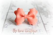 Load image into Gallery viewer, Small luxury scalloped felt bows (23 Colours)