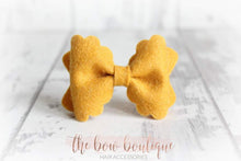 Load image into Gallery viewer, Small luxury scalloped felt bows (23 Colours)