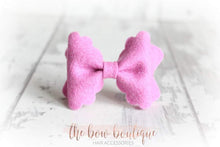 Load image into Gallery viewer, Small luxury scalloped felt bows (23 Colours)