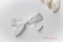 Load image into Gallery viewer, Everley - Timeless bows