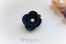 Load image into Gallery viewer, Large felt flower clips with pearl (26 Colours)