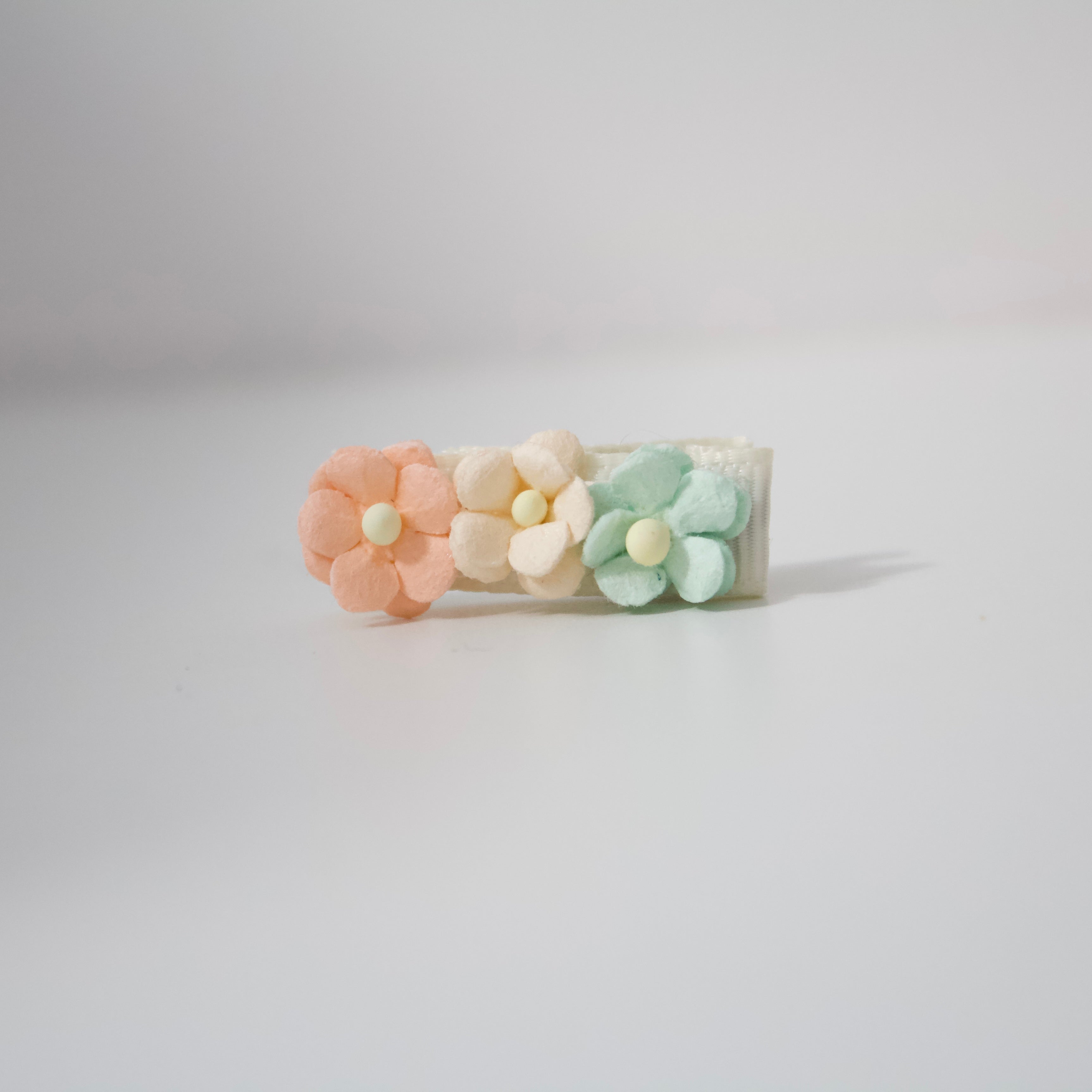 My first flower clip | Peach, cream & green