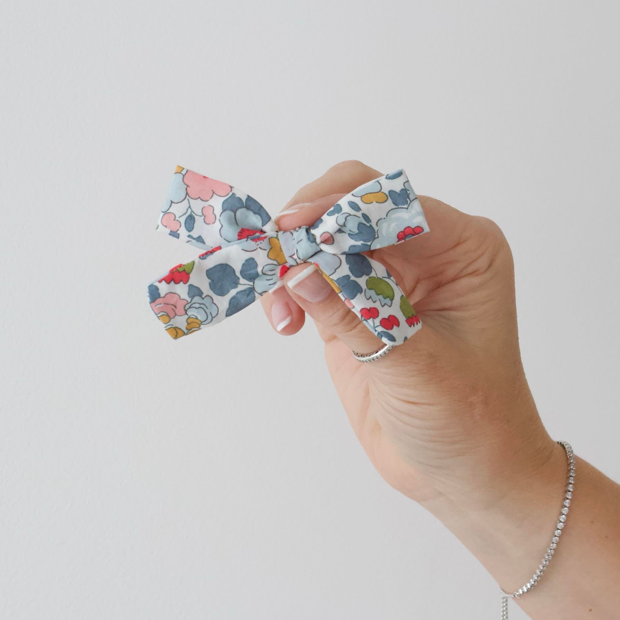 Mable | Timeless bow | Clip, headband or bobble