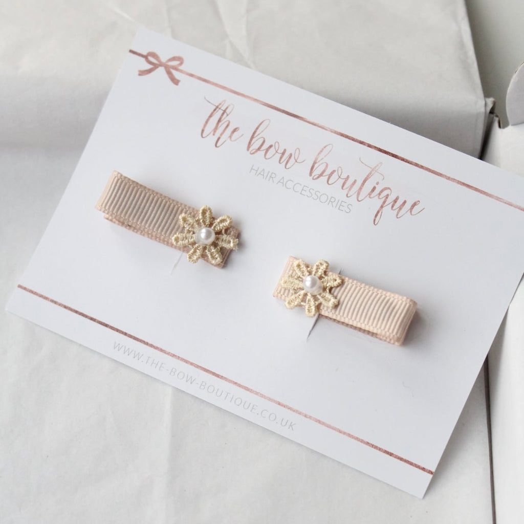 My first pigtail clip set | Soft beige delicate daisy with pearl