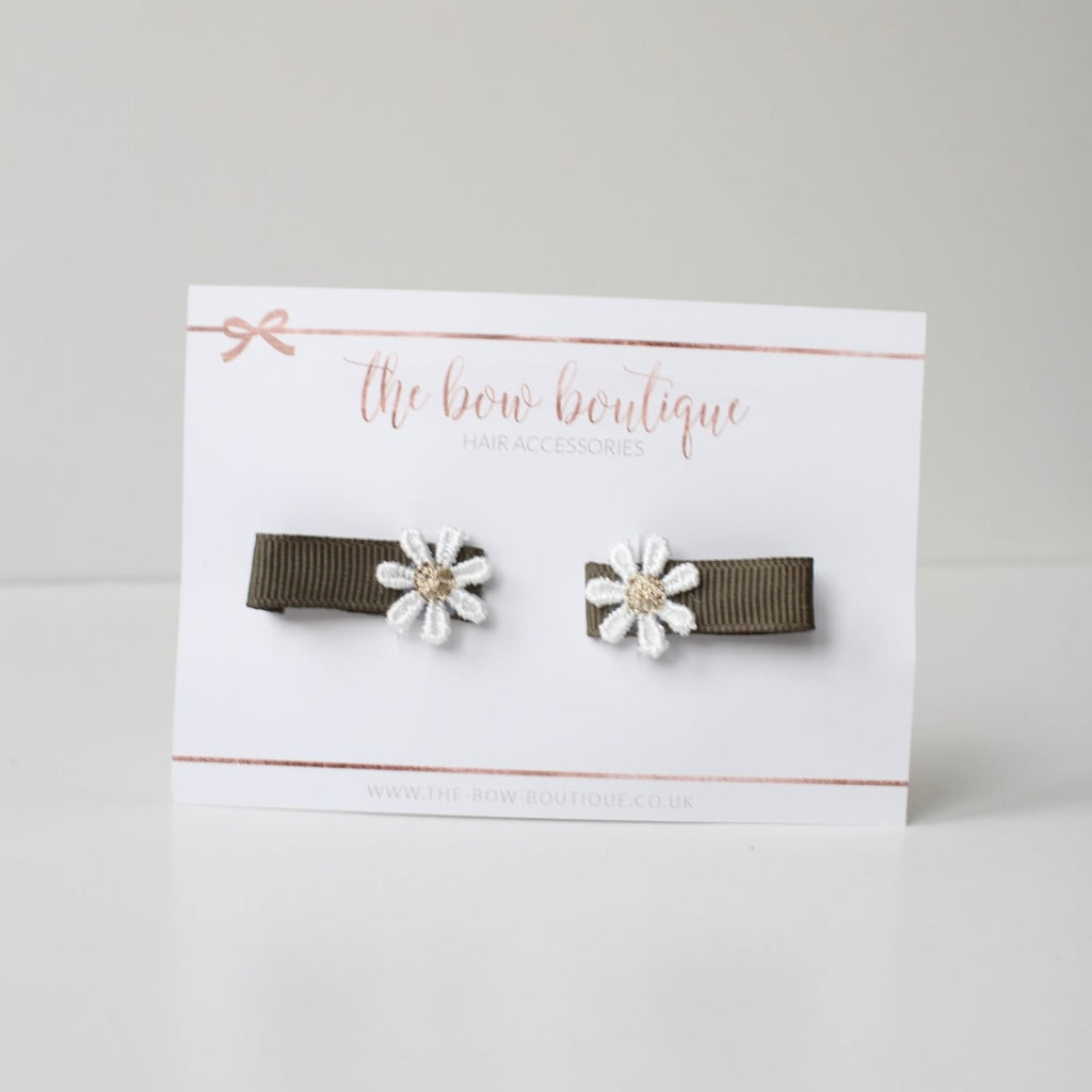 My first pigtail clip set | Olive delicate daisy