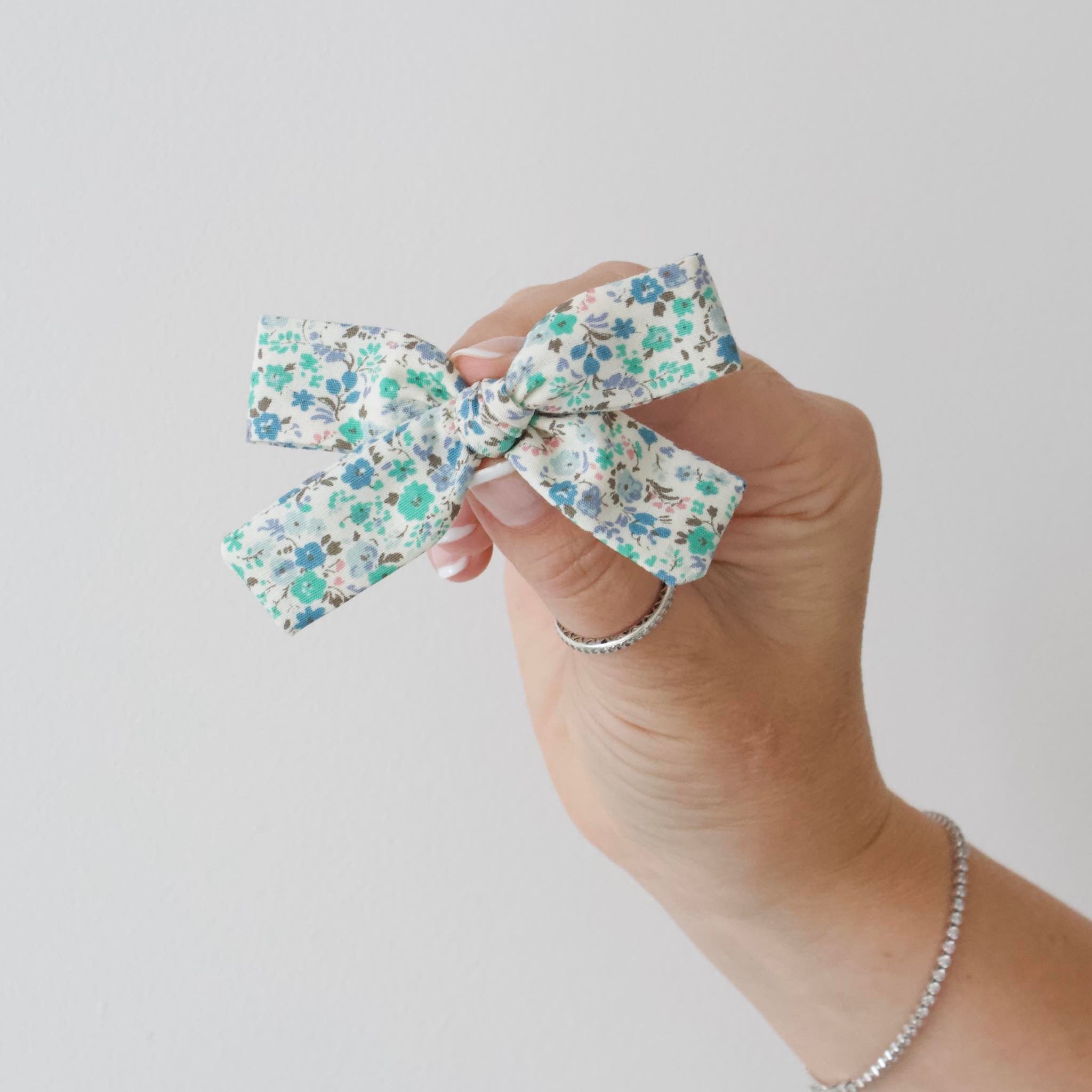 Mila | Timeless bow | Clip, headband or bobble