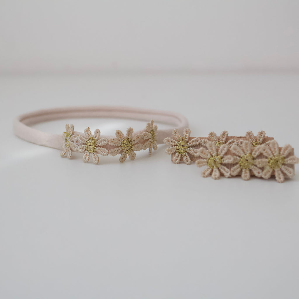 Delicate beige & gold daisy flowers | Clip or headband