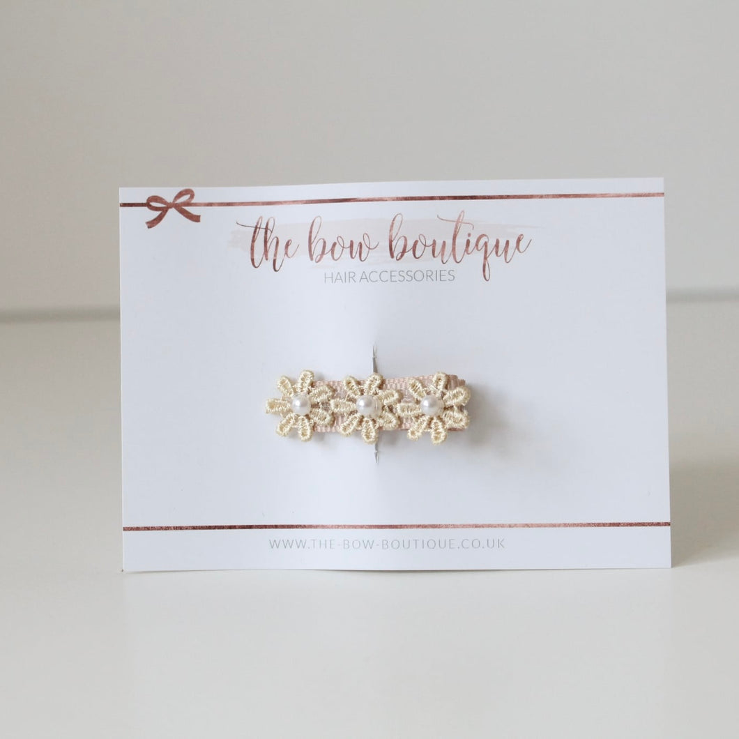 Delicate soft beige daisy & pearl  flowers - Clip or headband