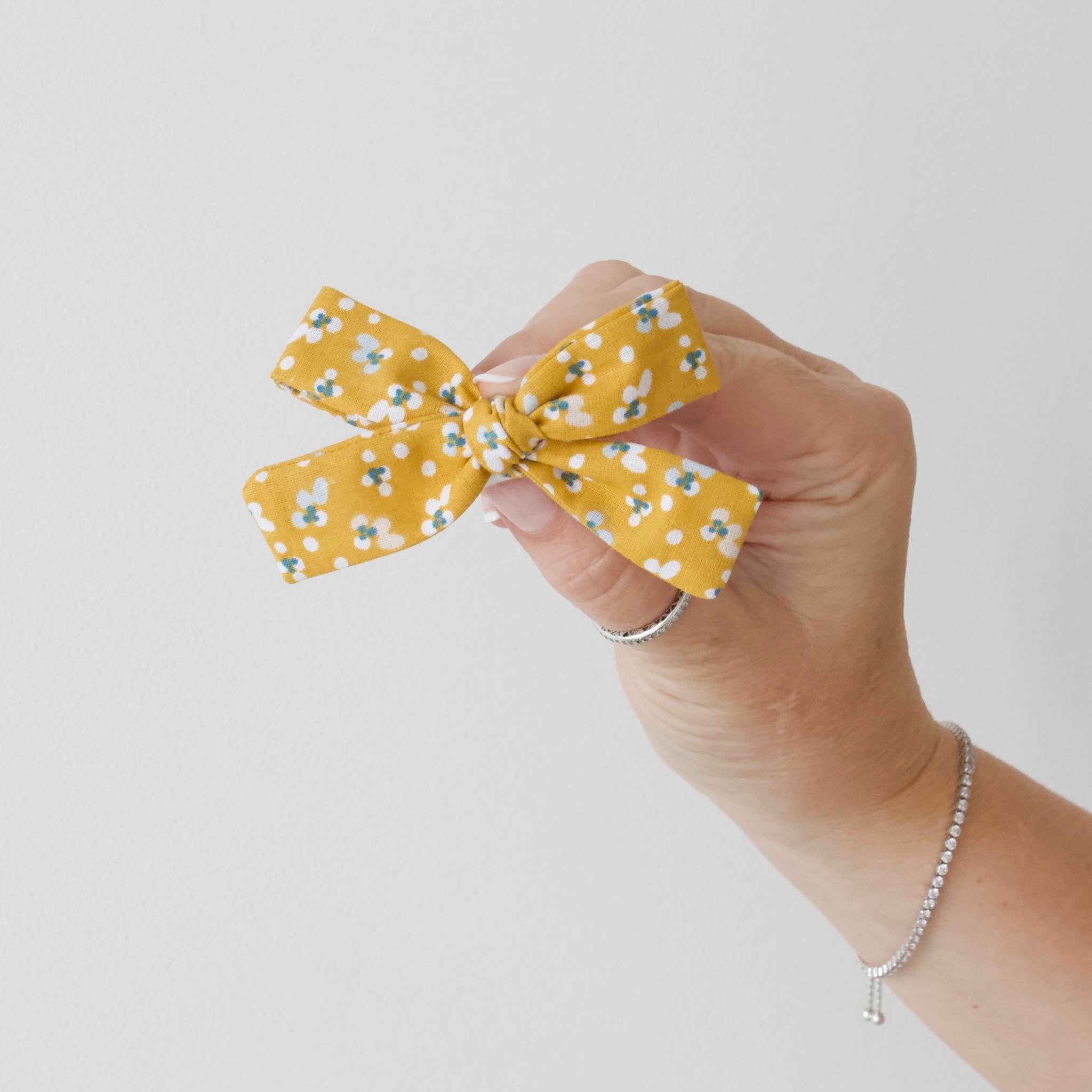 Martha | Timeless bow | Clip, headband or bobble