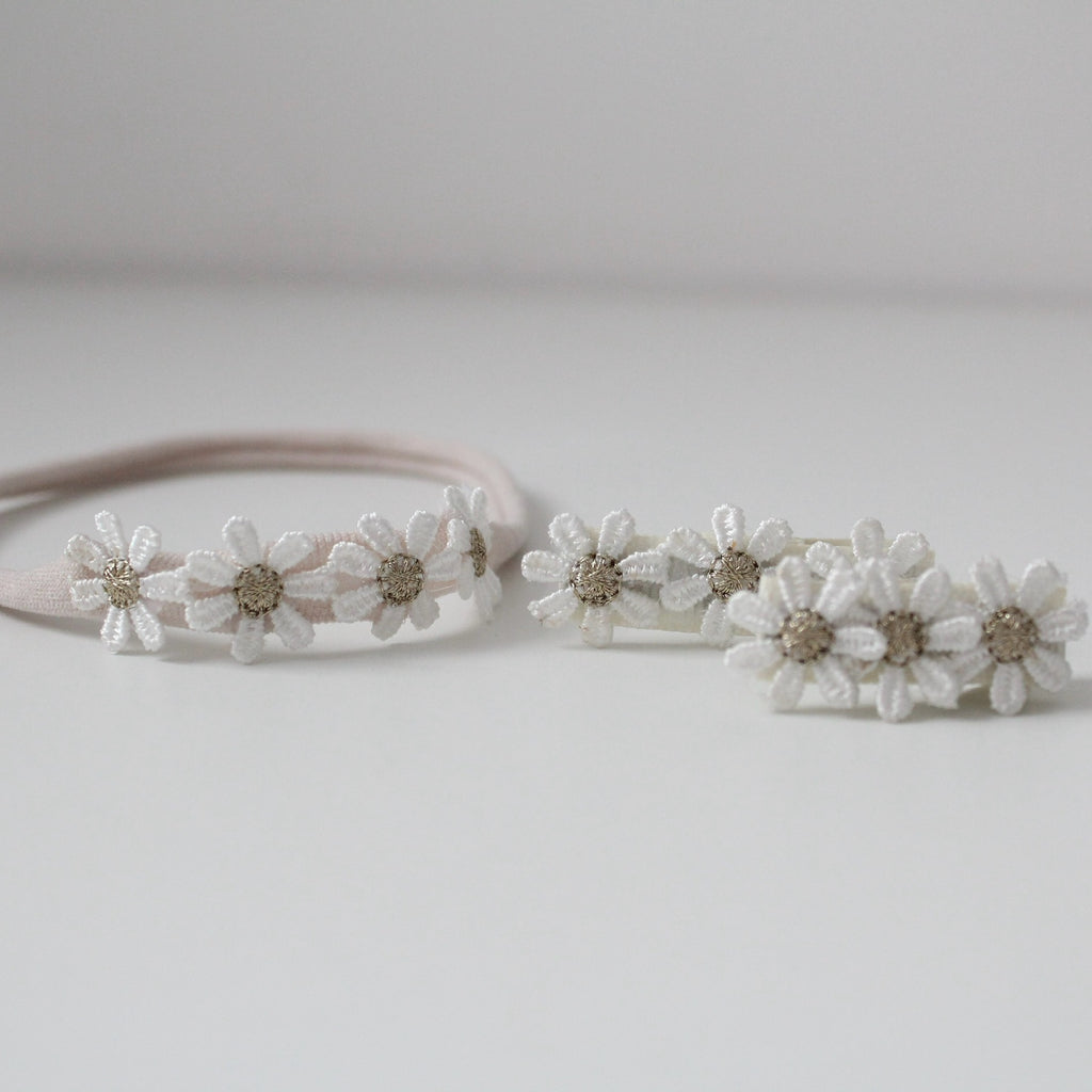 Delicate daisy flowers | Clip or headband