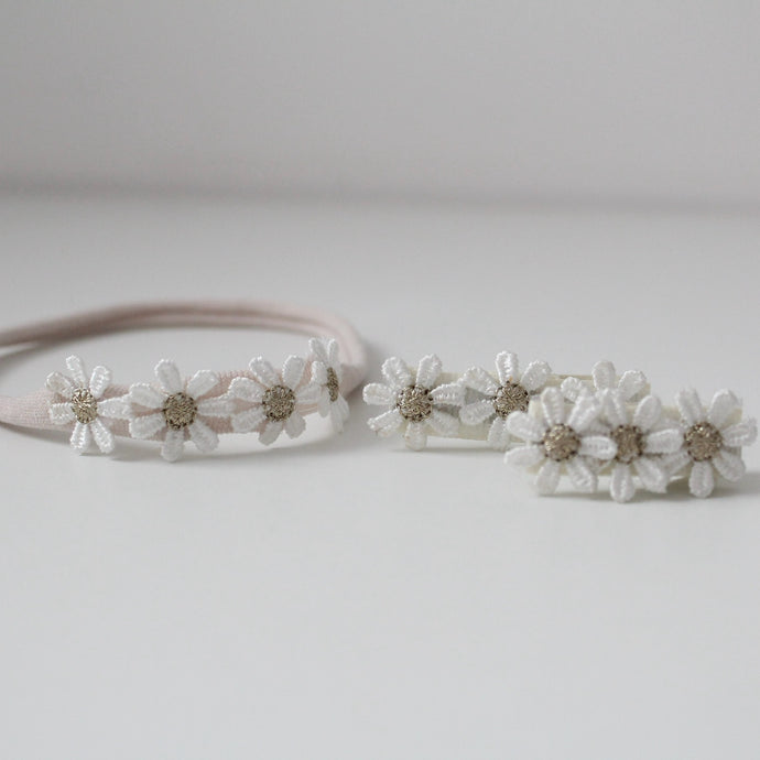 Delicate daisy flowers - Clip or headband
