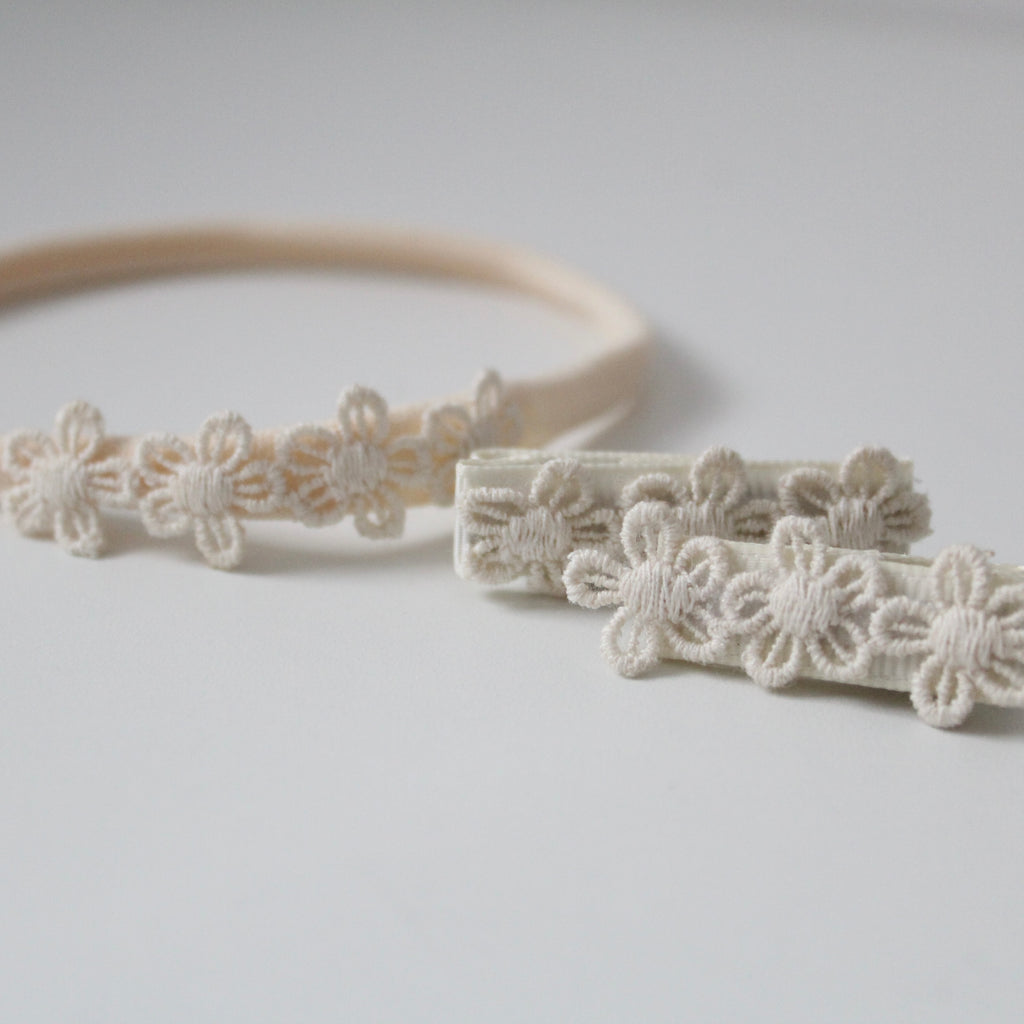 Delicate cream daisy flowers | Clip or headband