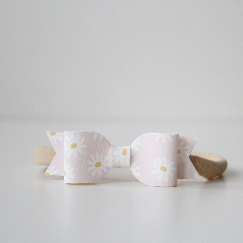 Soft pink daisy small bows