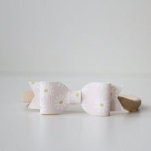 Load image into Gallery viewer, Soft pink daisy small bows
